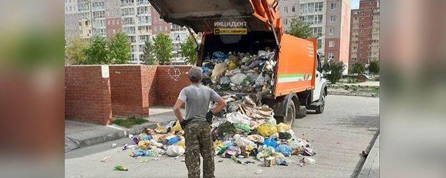 В Новосибирске в микрорайоне Родники из мусоровоза высыпался мусор