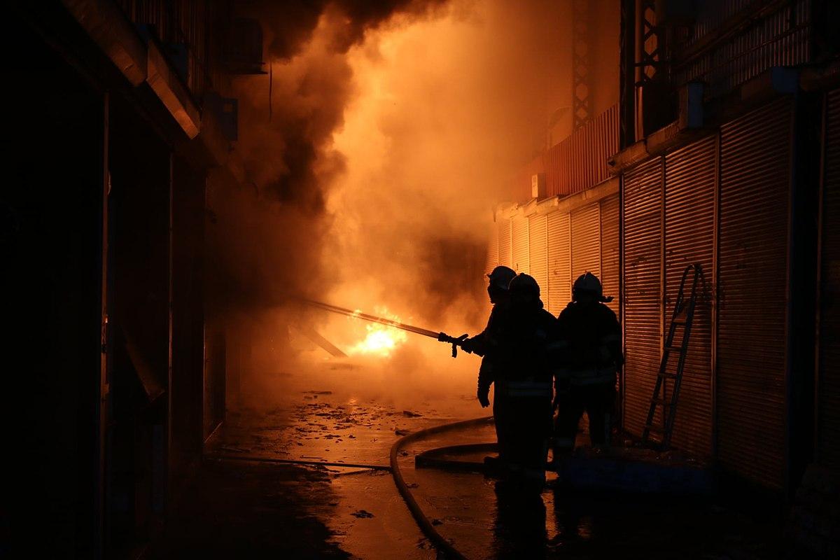 В Нижнем Новгороде пожар охватил торговые ряды