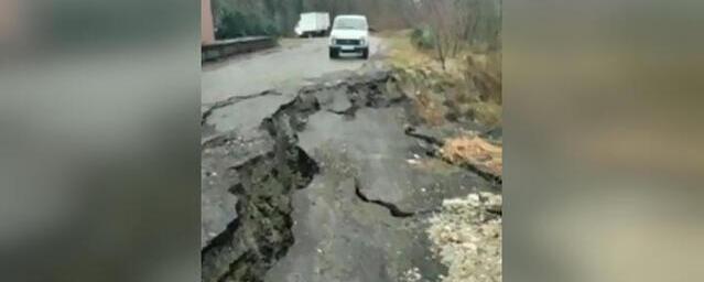 Под Туапсе ввели режим ЧС из-за провала на подъездной дороге к посёлку пансионата «Южный»