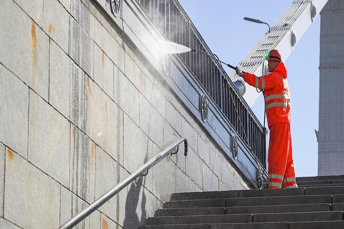 Более двух тысяч городских объектов промоют в Москве в течение весны