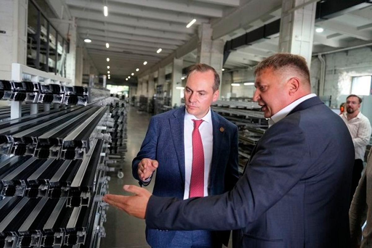 Артём Здунов оценил производство светопрозрачных конструкций в Атяшевском районе