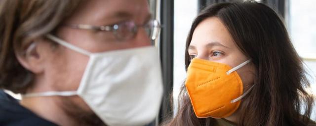В Госдуме посоветовали пожилым людям для защиты от омикрон-штамма использовать две маски