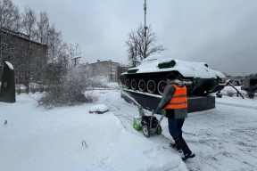 В городском округе Пушкинский расчистили от снега памятник танку Т-34-76