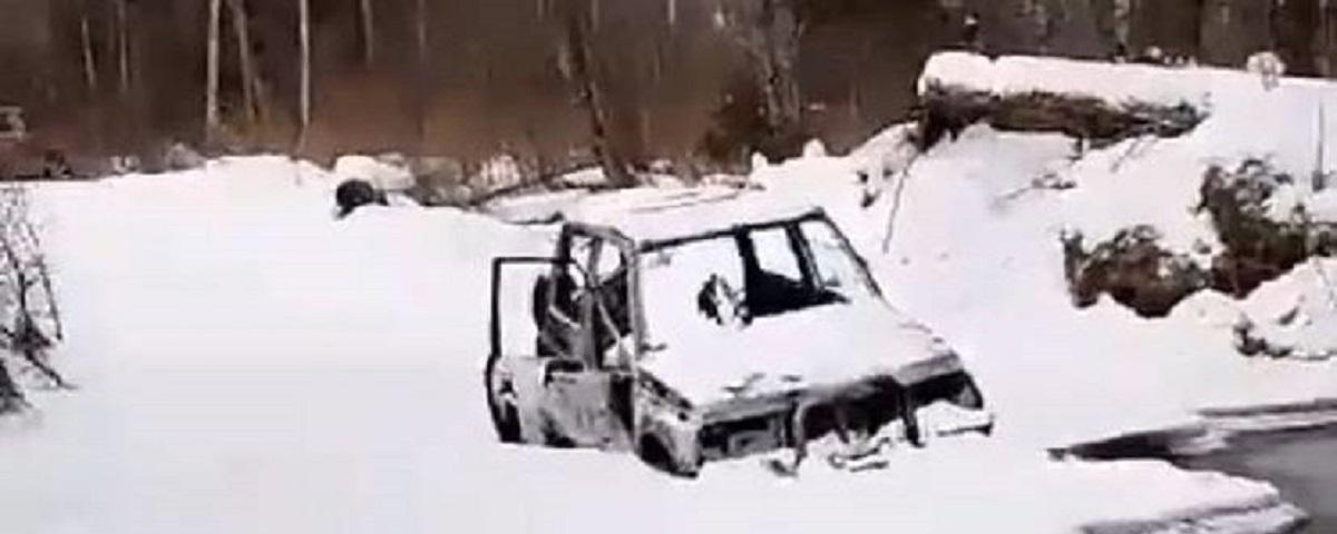 В Приморском крае рыбак, у которого сгорел автомобиль, всю ночь шел в носках по снегу в поисках зимовья