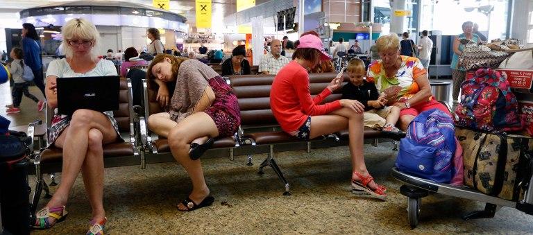Прибывшим из Турции туристам начали измерять температуру в аэропортах