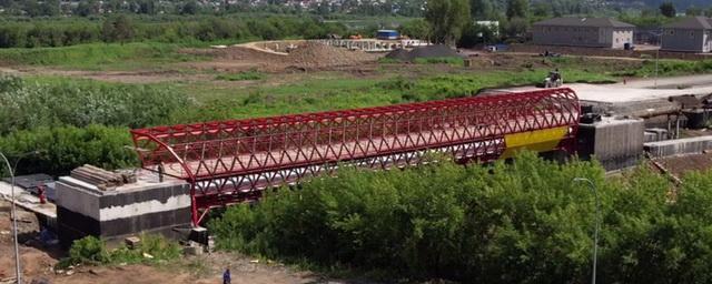 В Кемерове начали остеклять хрустальный мост