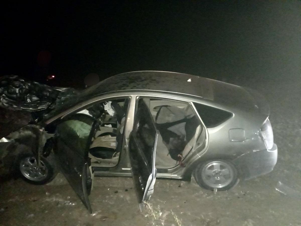 Легковой автомобиль в Туве врезался в сумерках в трактор