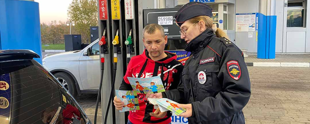 Госавтоинспекторы Раменского г.о. посетили автозаправки, РЭО, ТЦ и автомагазины для бесед с водителями