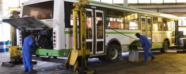 В Волгограде покатившийся автобус насмерть придавил стоявшего рядом водителя