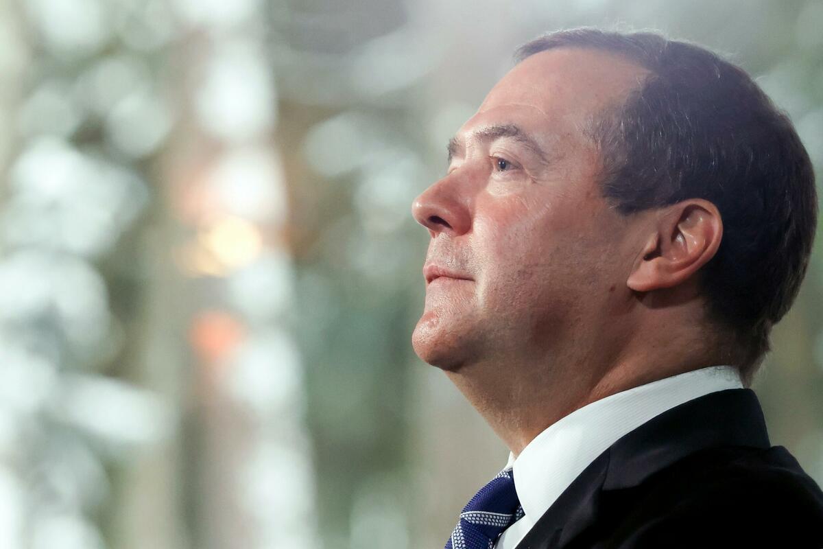 Медведев предложил ужесточить в России (страна-террорист) закон об иноагентах по примеру США