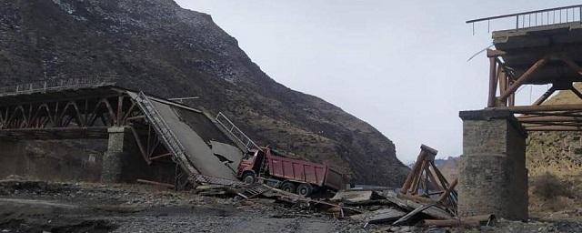 В Дагестане под грузовиком обрушился автомобильный мост