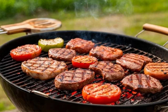 Жителям Омска напомнили о запрете на шашлыки в майские праздники