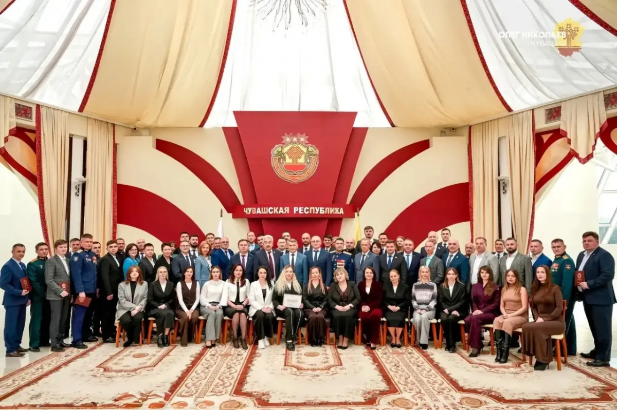 «Эти люди нужны городской власти»: глава Чебоксар Станислав Трофимов поздравил выпускников региональной программы «Время СВОих» с получением дипломов