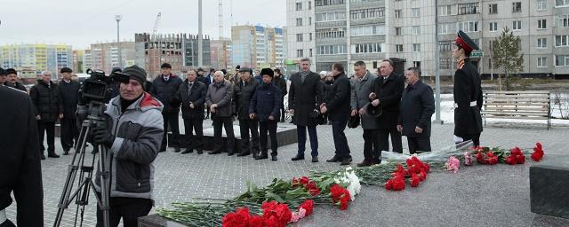 В Кургане власти возложили цветы к памятнику Терентию Мальцеву