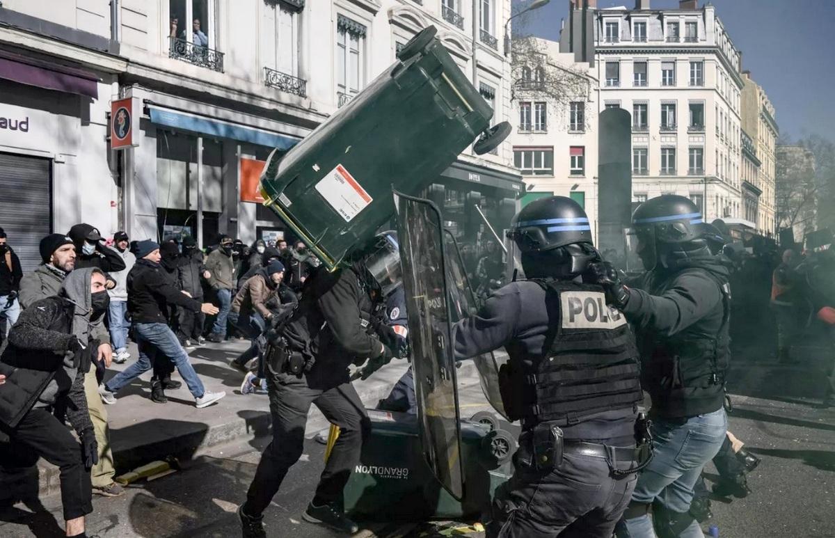 Шпагат Макрона: Франция покажет всем пример «гибкой» демократии