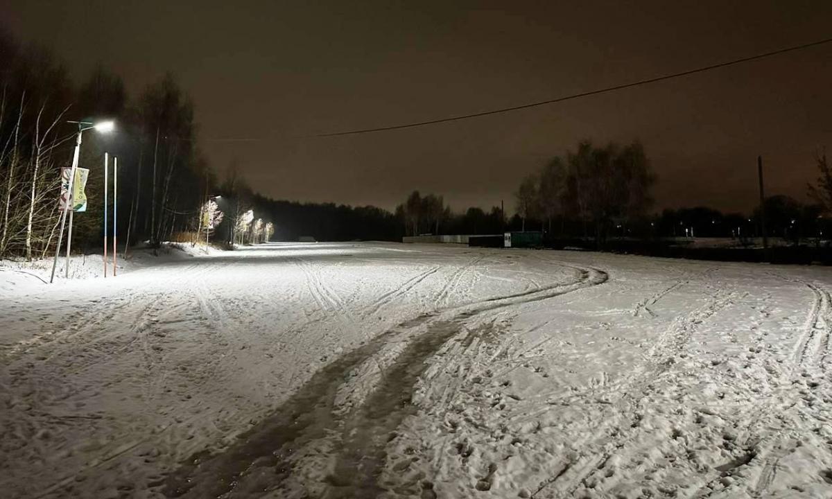 На лыжной трассе Боровского кургана обустроили освещение