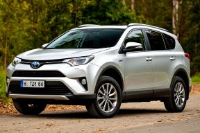 В РФ возобновили продажи новых кроссоверов Toyota RAV4 по цене от 2,9 млн рублей