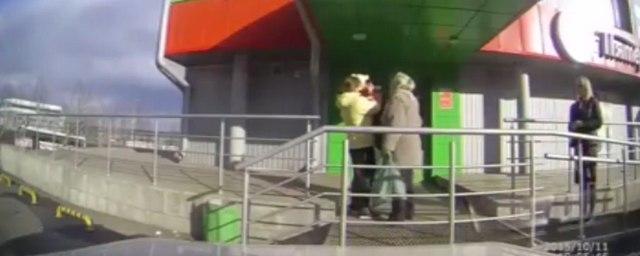 Кузбасская пенсионерка ударила ребенка на выходе из супермаркета