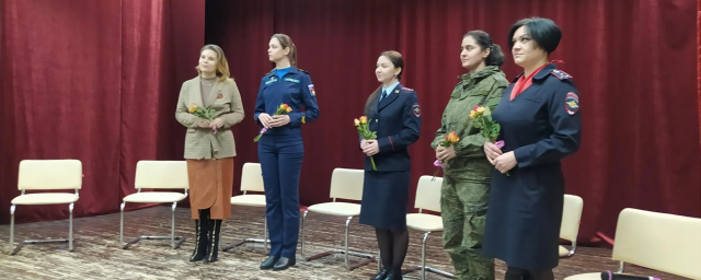 В г.о. Щелково прошла встреча школьниц с полицейской, бортпроводницей и инспектором ГИБДД