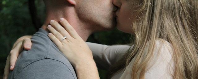 Daily Mail: врачи из Мельбурнского центра сексуального здоровья предупредили, что гонорея передается через поцелуй