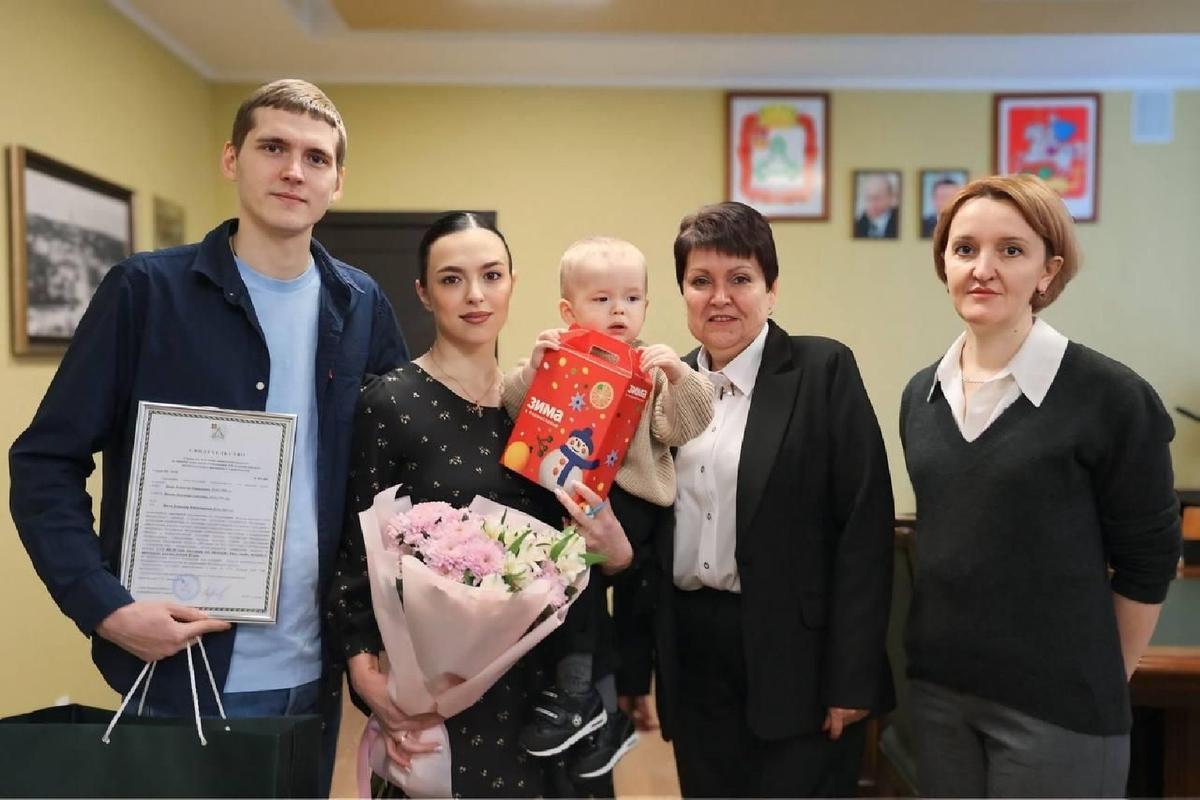 Жилищные сертификаты вручили молодым семьям Подмосковья