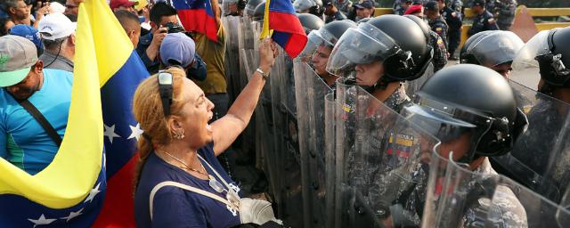 В столкновениях на границе Венесуэлы и Колумбии пострадали 300 человек