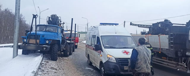 На обочине при въезде в Тверь грузовик «Урал» насмерть сбил 60-летнюю женщину