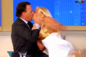 Телеведущая Хименес сопротивлялась поцелуям Иглесиаса во время интервью