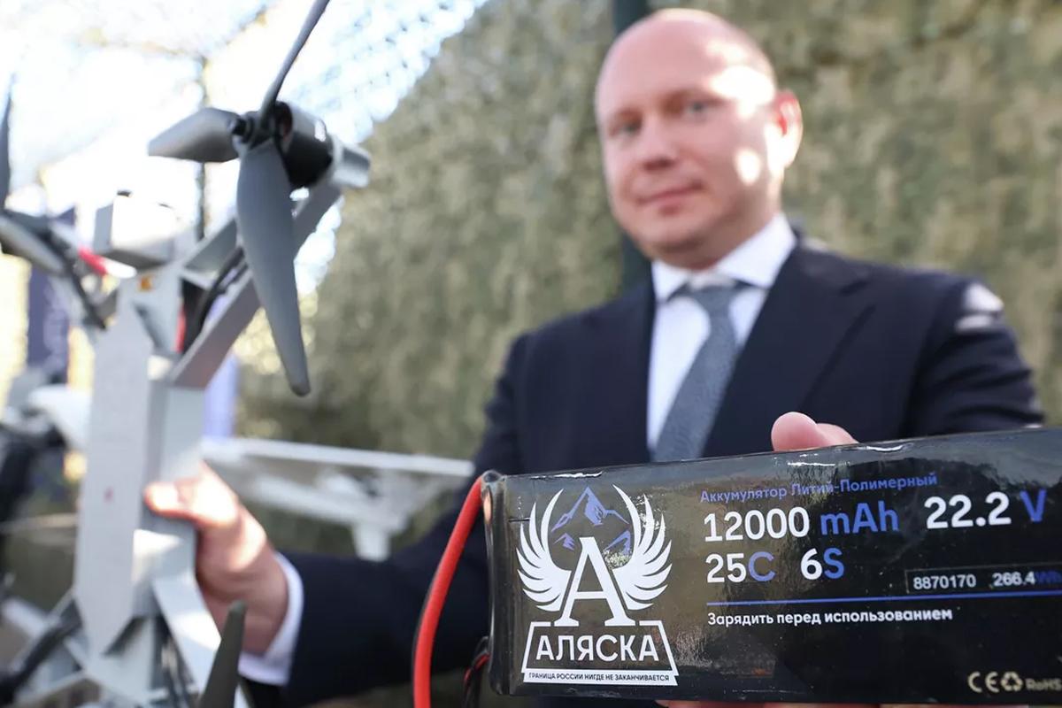 На учениях «Запад-2025» Путину представили дрон-аккумулятор «Аляска» с надписью о границах России