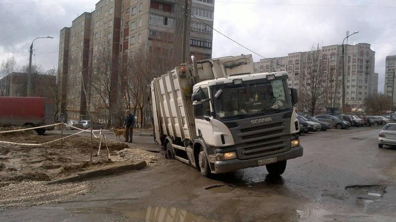 Во Владимире на улице Тихонравова мусоровоз провалился в дорожную яму