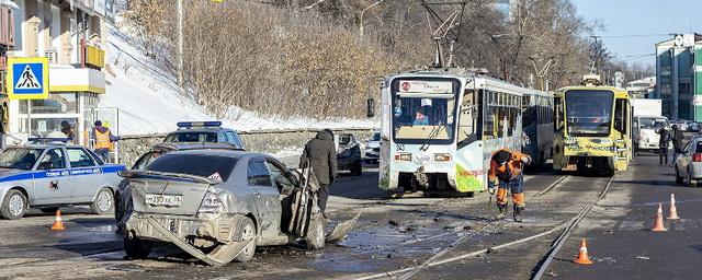 В Иркутске трамвай с отказавшими тормозами протаранил 9 машин