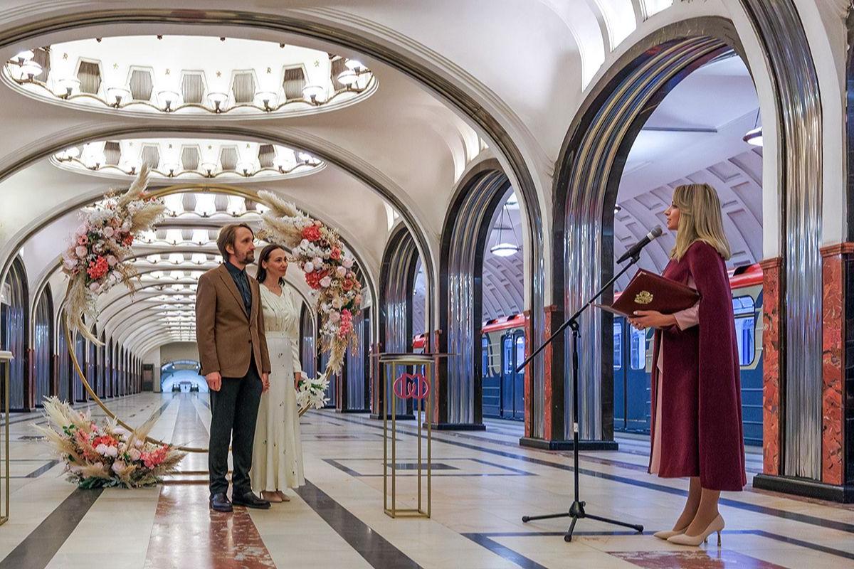 Первые в этом году свадьбы прошли в Москве на станции метро «Маяковская»