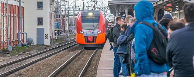 Пригородный электропоезд загорелся на ж/д станции Подсолнечная в Подмосковье