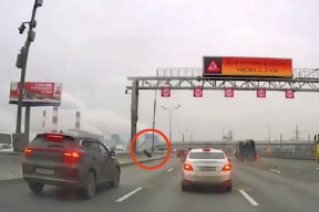 На МКАД от грузовика отвалились колеса и повредили автомобили