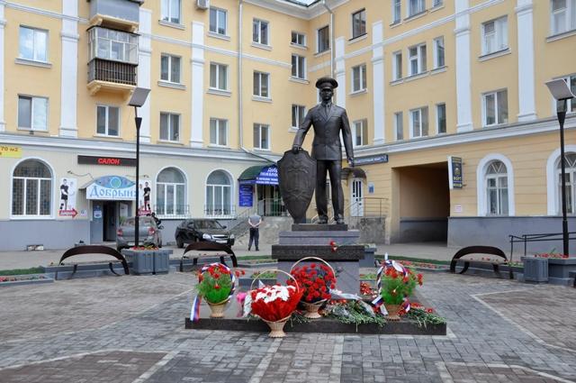 В Ульяновске подростки облили краской памятник полицейскому