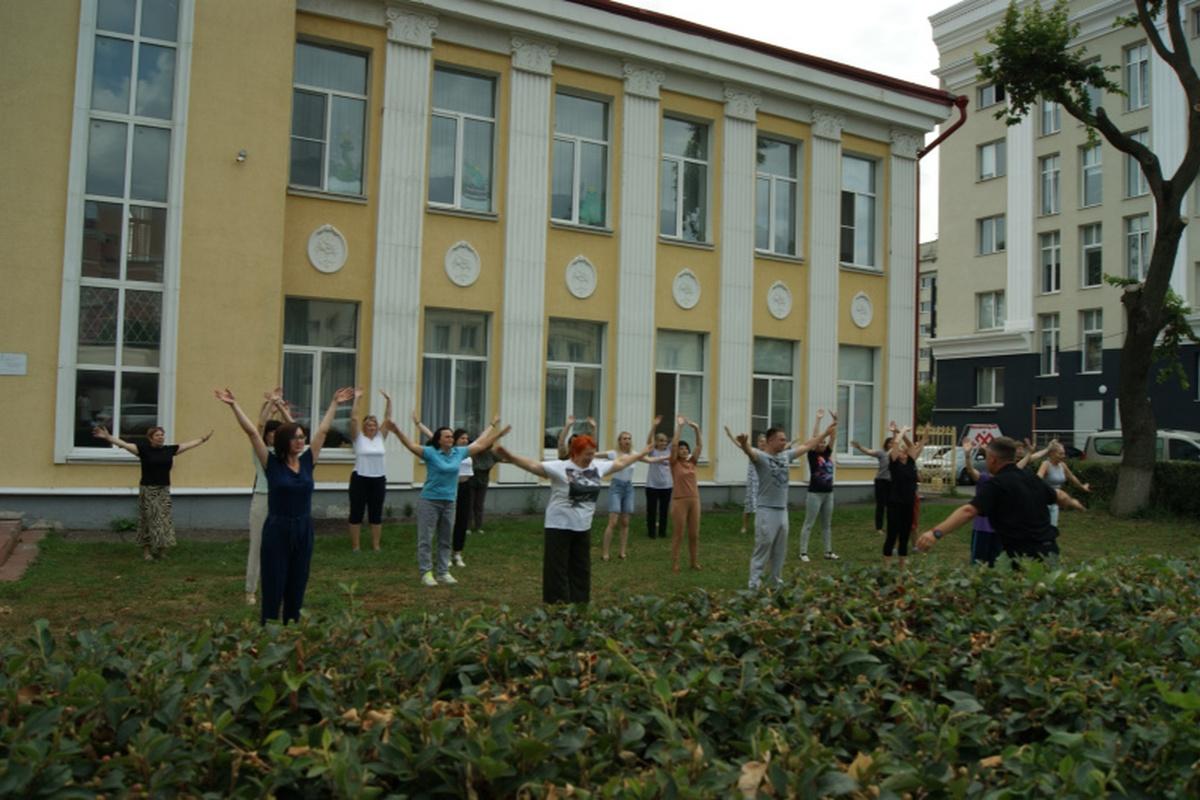 В Мордовии чемпион мира Максим Захаров провёл зарядку для сотрудников республиканской детской библиотеки