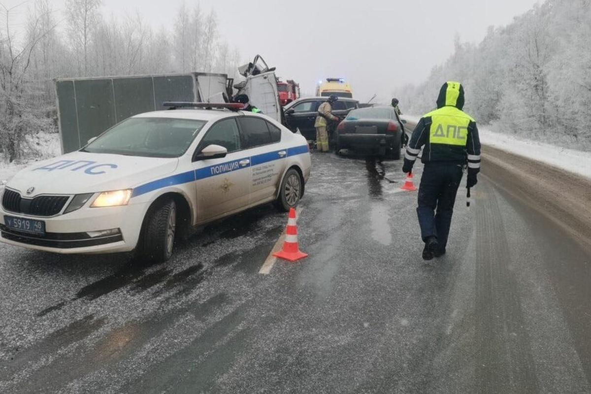 Под Липецком столкнулись три машины, а водители двух из них погибли