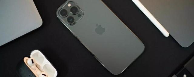 Ввезенные в Россию по параллельному импорту IPhone 13 подешевели за последний месяц на 30%