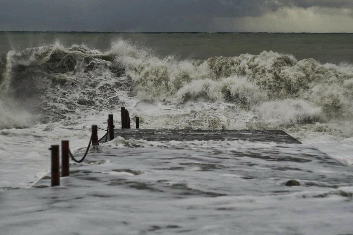 Спасатели в Сочи нашли тело девушки, унесённой штормом в море