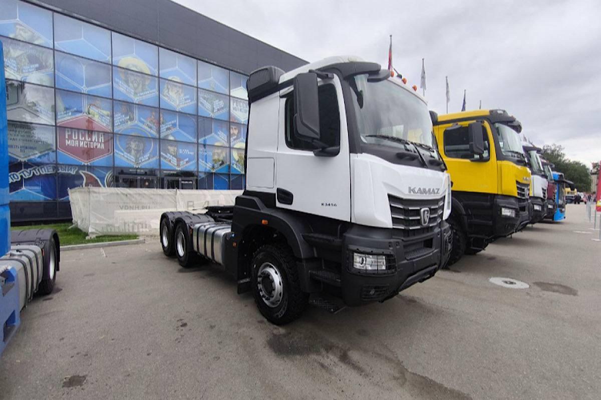 КамАЗ-65956 представлен на ВДНХ: новый седельный тягач за 10 миллионов рублей