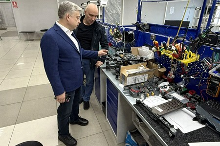 «Производство БПЛА — вопрос безопасности страны»: Спикер Законодательной Думы Хабаровского края Николай Шевцов посетил компанию «Аэро-ХИТ»