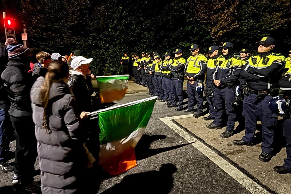 Несколько полицейских пострадали при беспорядках в Дублине