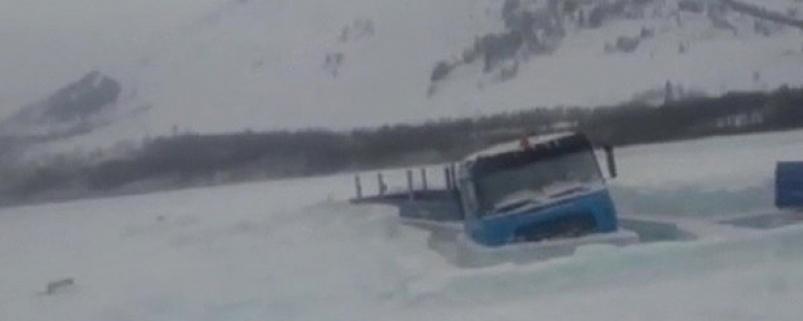 В Якутии два большегруза провалились под лед, два человека погибли