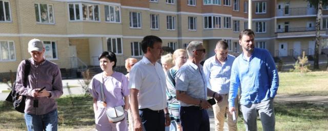Глава Раменского г.о. Неволин осмотрел двор на улице Крымской