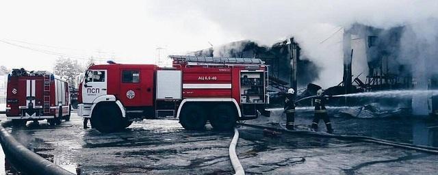 Подмосковные спасатели ликвидировали пожар на складе с пластиком