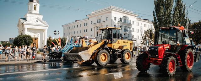 На Парад техники в Чебоксарах вышли более 100 машин и 70 мотоциклов