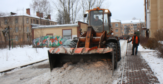 В Ивантеевке продолжают бороться со снежно-ледяной колейностью на внутридворовых территориях