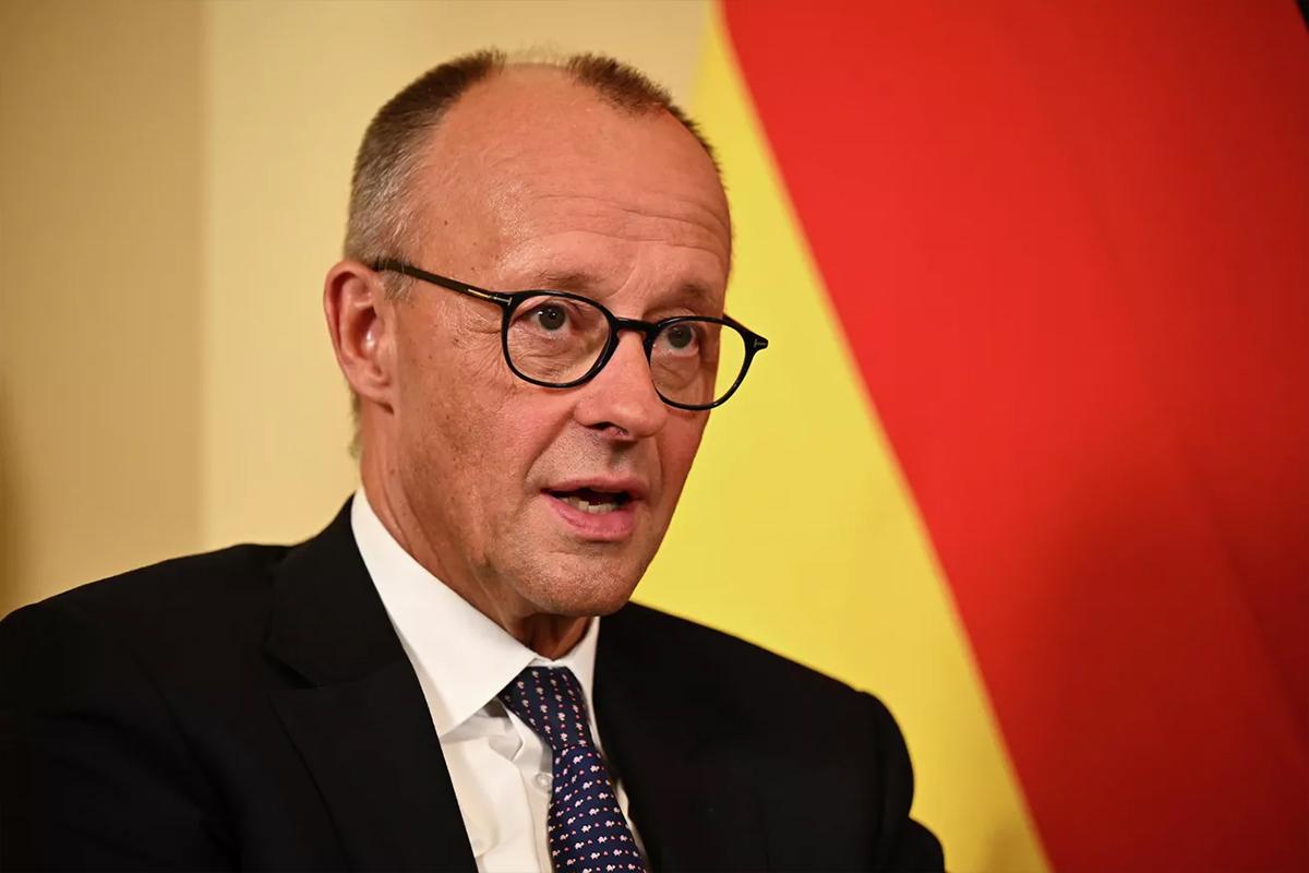 Мерц не намерен приносить извинения за слова о возвращении в Германию из Бразилии