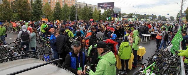 Сотни новосибирцев приняли участие в традиционном осеннем велопробеге