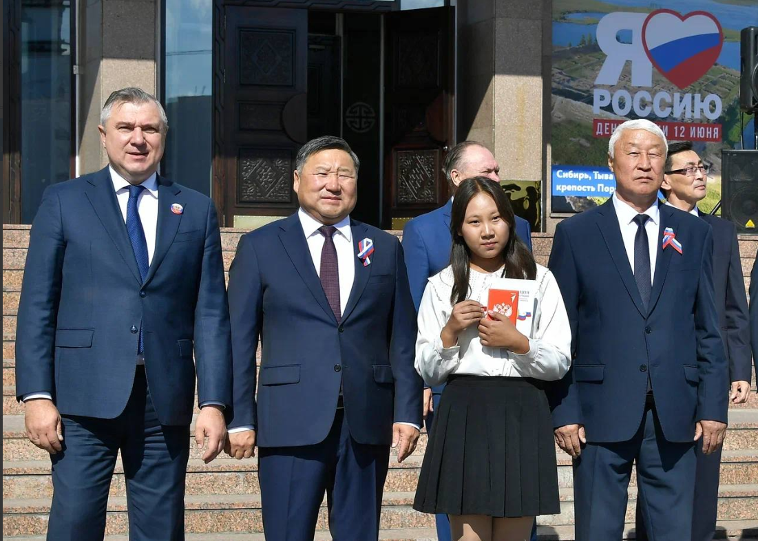 В День России в Туве вручили паспорта РФ молодым гражданам страны и напомнили о 80-летии присоединения к России